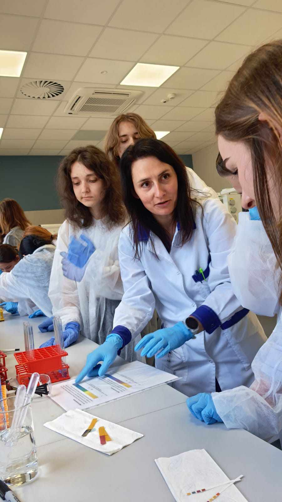 Uczniowei ALO w Laboratorium Biotechnologicznym