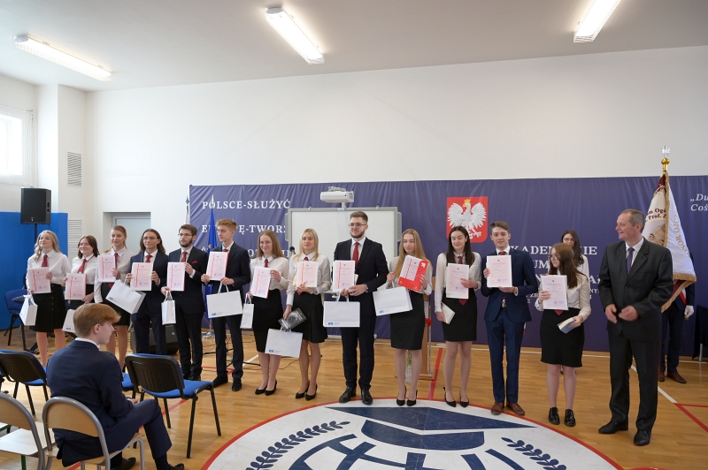 UROCZYSTOŚĆ ZAKOŃCZENIA SZKOŁY PRZEZ KLASĘ III A